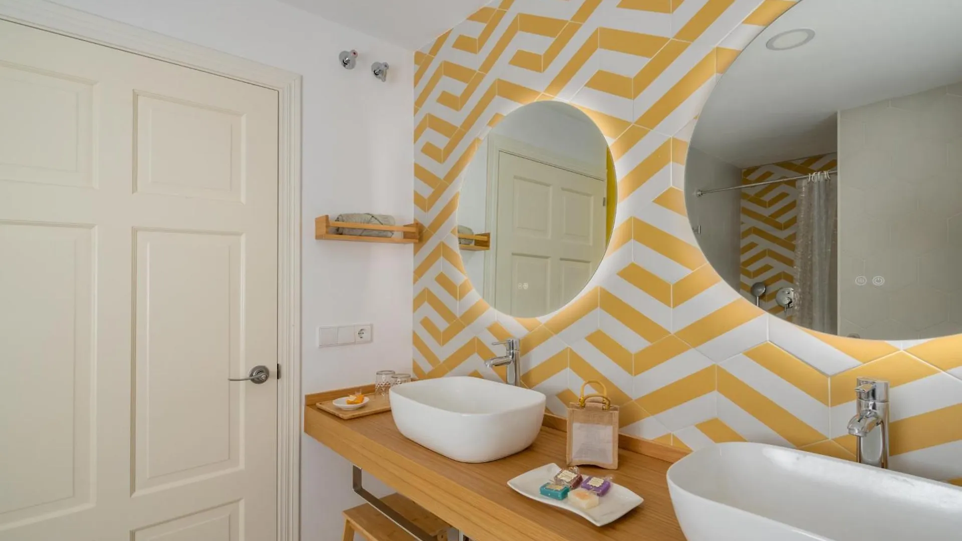 Terra By La Pita - Central Premium Apartment With Parking Estepona