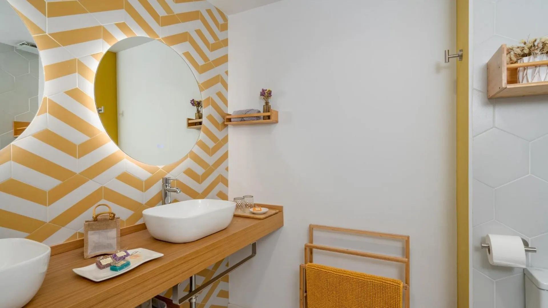 Terra By La Pita - Central Premium Apartment With Parking Estepona